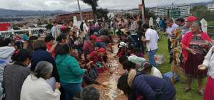 Cuando todo est&aacute; listo, las personas se sientan y comparten la comida, que se toma con las manos por tradici&oacute;n. 