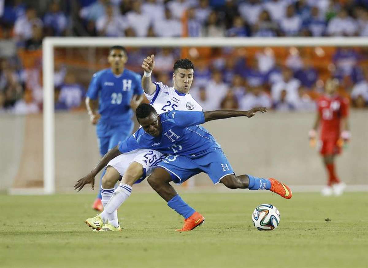 Marvin Ch&aacute;vez de Honduras defiende el bal&oacute;n ante el Israelita Avraham Rikan. Foto: EFE