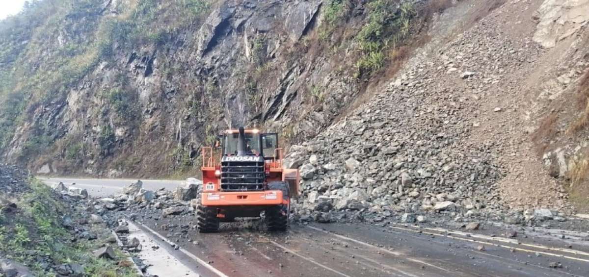 Contin&uacute;a el cierre de la v&iacute;a Al&oacute;ag-Santo Domingo