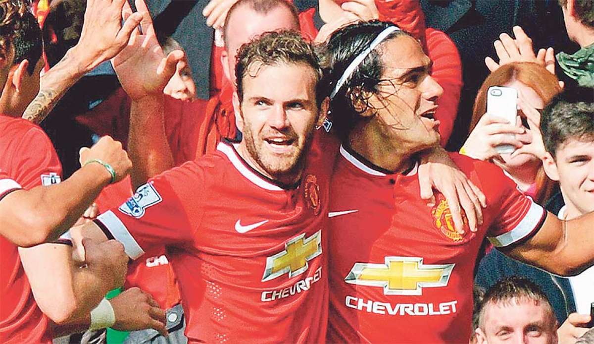 Radamel Falcao (d.) no ha podido tener continuidad en el Manchester por sus lesiones . Foto:  Archivo