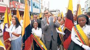 El Presidente Rafael Correa encabez&oacute; el desfile por los 195 a&ntilde;os de la independencia de Esmeraldas. Estuvo acompa&ntilde;ado por la gobernadora Paola Cabezas y el alcalde Lenin Lara. Foto: Cortes&iacute;a
