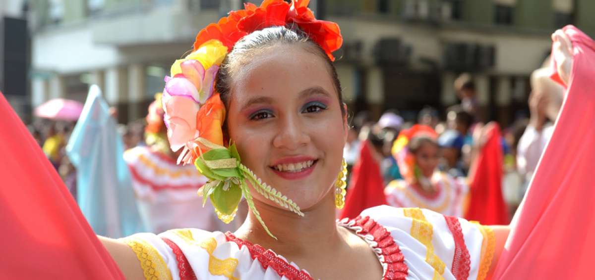 La alegr&iacute;a juvenil y los carros aleg&oacute;ricos marcaron el Desfile C&iacute;vico Estudiantil