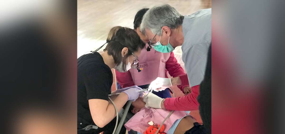 Los profesionales de la salud atienden de forma gratuita a las personas de escasos recursos econ&oacute;micos en la cl&iacute;nica ambulante, instalada por ellos.