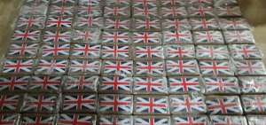 Los agentes encontraron  varios paquetes tipo ladrillo, con logotipos de la bandera brit&aacute;nica.