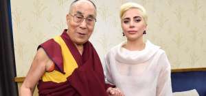 Lady Gaga nuevamente genera controversia por su reuni&oacute;n con el octogenario dal&aacute;i lama Tenzin Gyatso.
