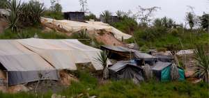 Los precarios refugios que levantaron los mineros, con palos y pl&aacute;sticos, alojaron a cerca de 10.000 personas en los sitios bautizados como La Feria, La Y de San Pedro, Ciudad de Pl&aacute;stico, Mina Vieja, Olival y Nueva Mina.