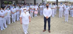 Las enfermeras y enfermeros de esta casa de salud recibieron un justo homenaje por su lucha diaria contra el convid-19.