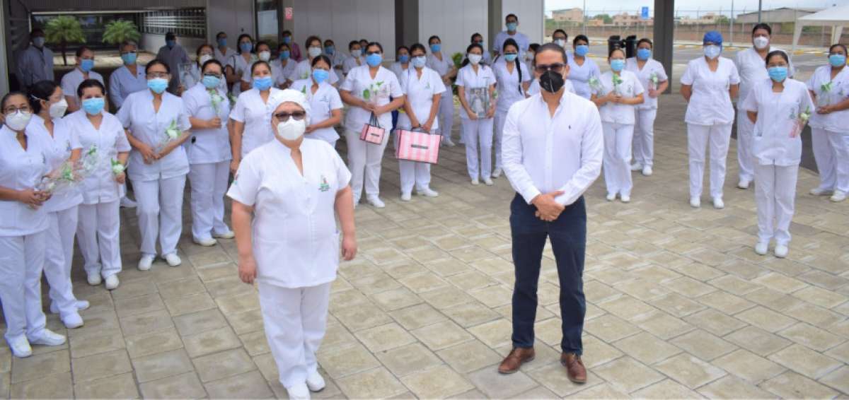 Las enfermeras y enfermeros de esta casa de salud recibieron un justo homenaje por su lucha diaria contra el convid-19.