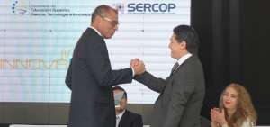 El vicepresidente de la Rep&uacute;blica, Jorge Glas (izq.), felicita a Bernardo Traversari, representante de la empresa Sertecpet, durante el evento en Quito.