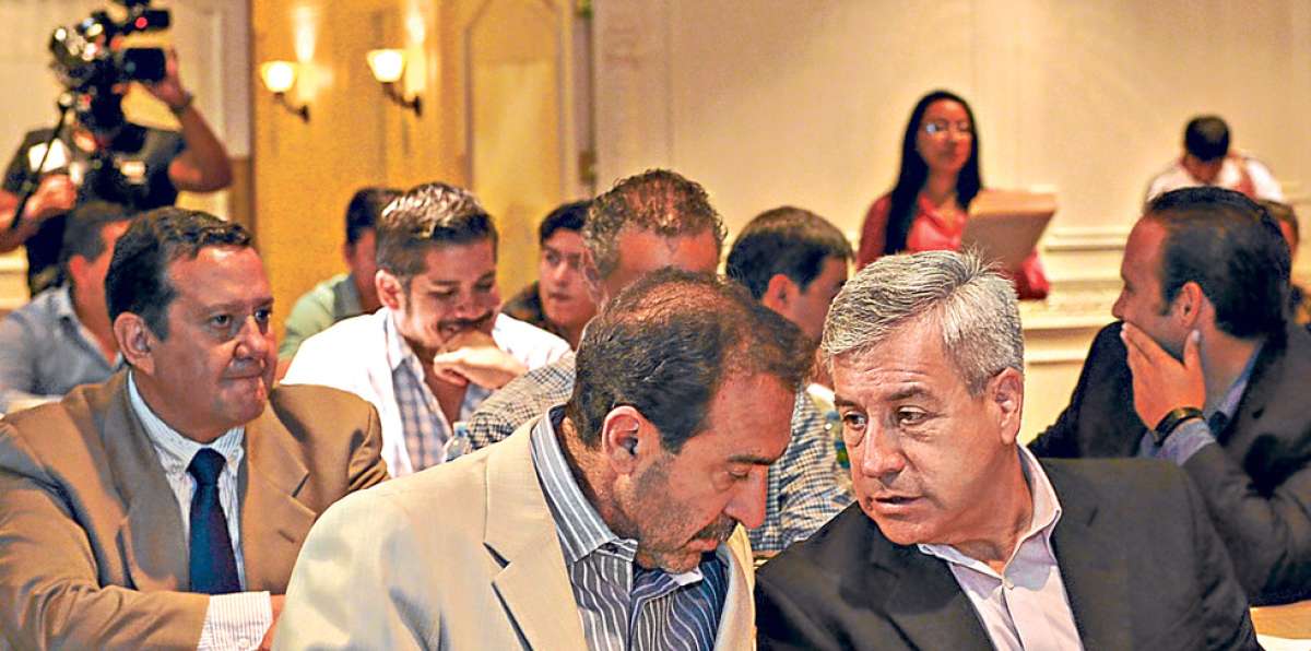 Nassib Neme (i) dialoga con Euclides Mantilla (d), durante la reuni&oacute;n de clubes el martes en Guayaquil. Foto: Lylibeth Coloma.