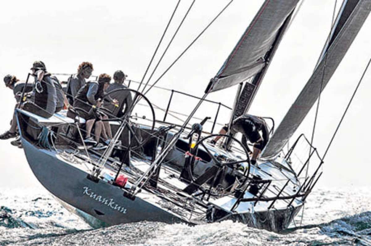 Los tripulantes del KuanKun peruano, dirigidos por el armador Eduardo Wong, lideran la segunda regata de la X Copa Gal&aacute;pagos. Foto:  Cortes&iacute;a / Mat&iacute;as Capizzano.