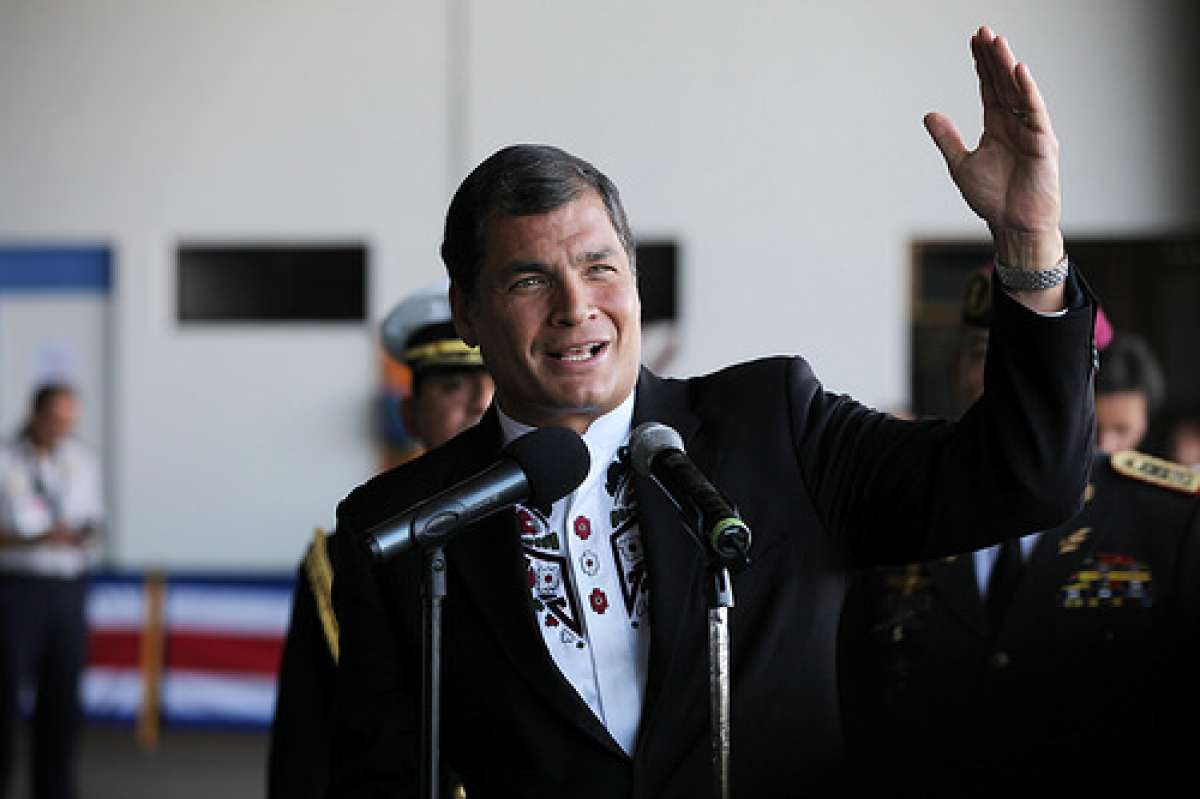  El presidente de Ecuador, Rafael Correa, habla con la prensa tras su arribo al aeropuerto internacional Juan Santamar&iacute;a. Foto: Presidencia 