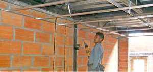 En el Proyecto Capul&iacute;es, se ejecutan trabajos de instalaci&oacute;n de estructura, para la colocaci&oacute;n del cielo raso en las viviendas de inter&eacute;s socia