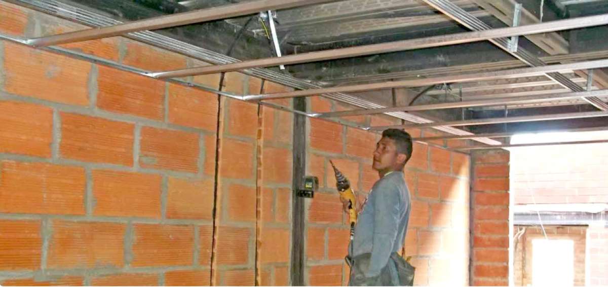 En el Proyecto Capul&iacute;es, se ejecutan trabajos de instalaci&oacute;n de estructura, para la colocaci&oacute;n del cielo raso en las viviendas de inter&eacute;s socia