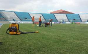 Se han utilizado 10 metros cuadrados para parchar zonas afectadas del c&eacute;sped del estadio Modelo. Foto: @dandreamaiquema