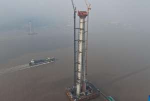 La torre construida en el mar de Zhoushan, en China, alcanz&oacute; los 294 metros de altura. 