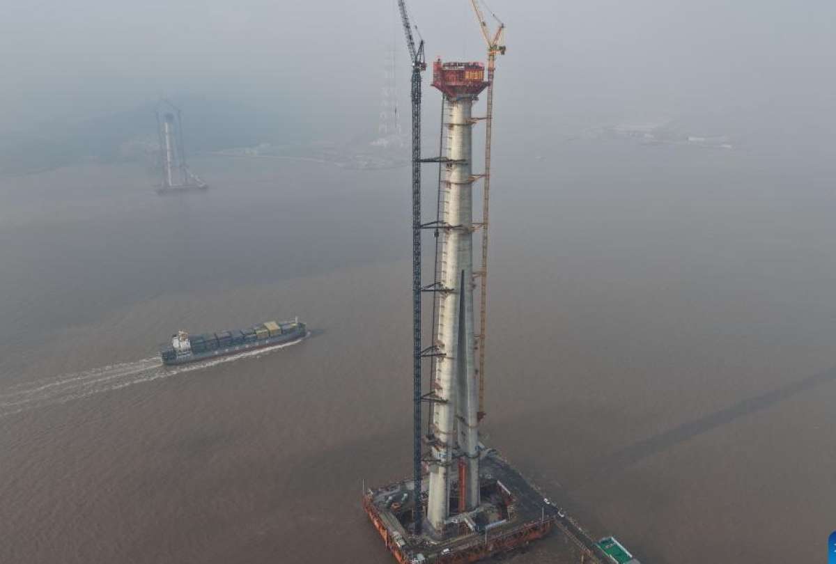 La torre construida en el mar de Zhoushan, en China, alcanz&oacute; los 294 metros de altura. 