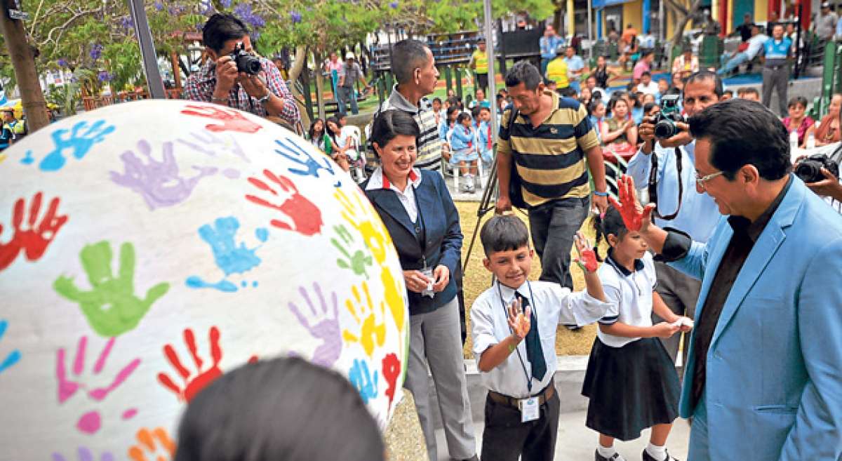 Menores de diversas entidades educativas pintaron sus manos en La Roca de los Derechos de Ni&ntilde;os, Ni&ntilde;as y Adolescentes. Foto: Rodolfo P&aacute;rraga