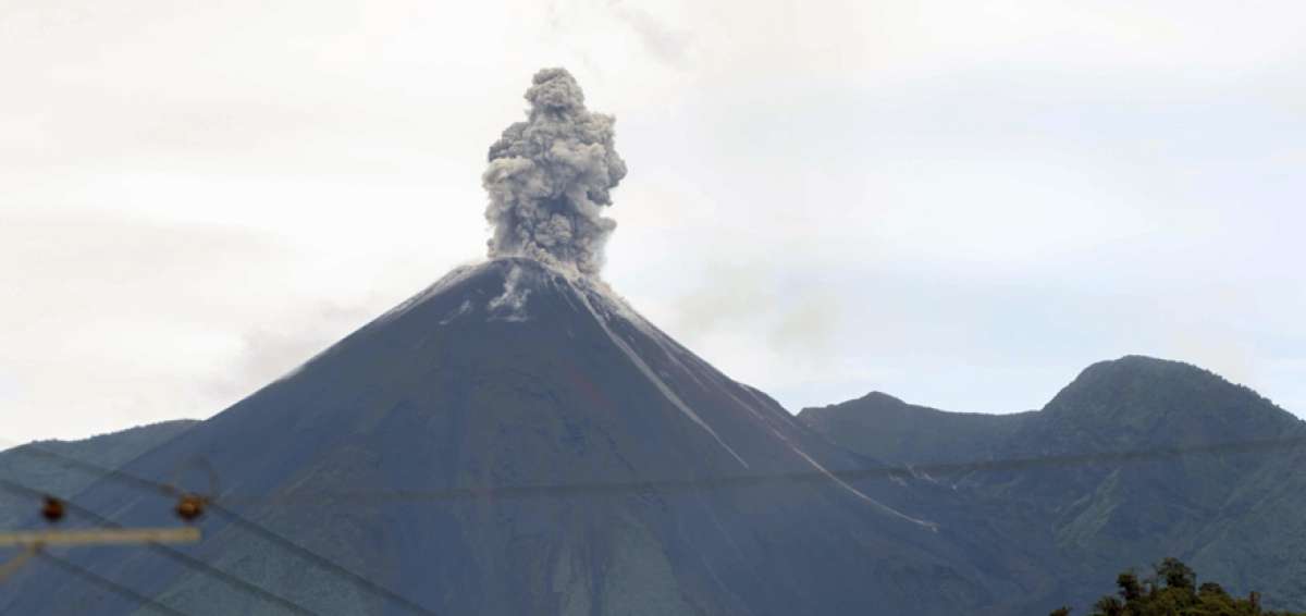 El actual proceso eruptivo del volc&aacute;n inici&oacute; en 2002. Seg&uacute;n el Instituto Geof&iacute;sico, la monta&ntilde;a ha tenido al menos 16 erupciones desde 1541.
