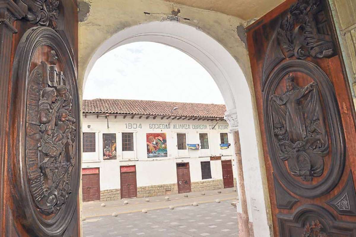 Frente al templo del barrio se encuentra la casona de la Sociedad Alianza Obrera del Azuay, en donde habitaban artesanos, obreros y gente pobre, quienes tej&iacute;an sombreros en paja toquilla. FOTOS: JOS&Eacute; LUIS LLIVISACA/ EL TEL&Eacute;GRAFO