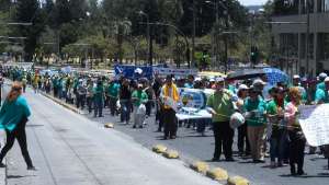 La comunidad de personas sordas se moviliz&oacute; a lo largo de la avenida 10 de Agosto portando carteles. Foto: &Aacute;lvaro P&eacute;rez / EL TEL&Eacute;GRAFO