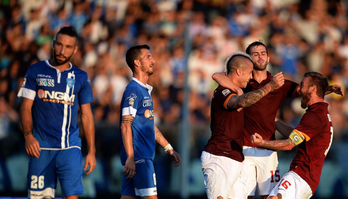 Roma lidera el calcio junto a Juventus que tambi&eacute;n logr&oacute; una victoria este s&aacute;bado. Foto: AFP