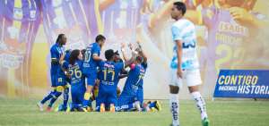 Los jugadores de Delf&iacute;n festejan el triunfo conseguido ayer en el estadio Jocay que mantiene la ilusi&oacute;n de clasificar a la Libertadores de 2019.