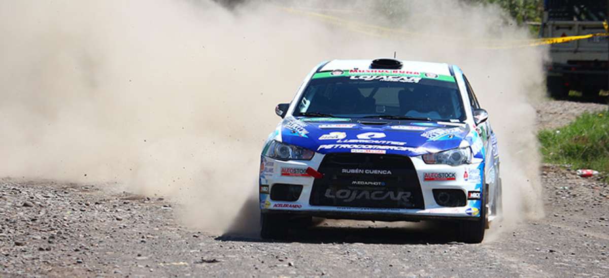 El piloto Rub&eacute;n Cuenca y su copiloto Ramiro Ar&eacute;valo durante la &uacute;ltima etapa de la Vuelta al Ecuador.