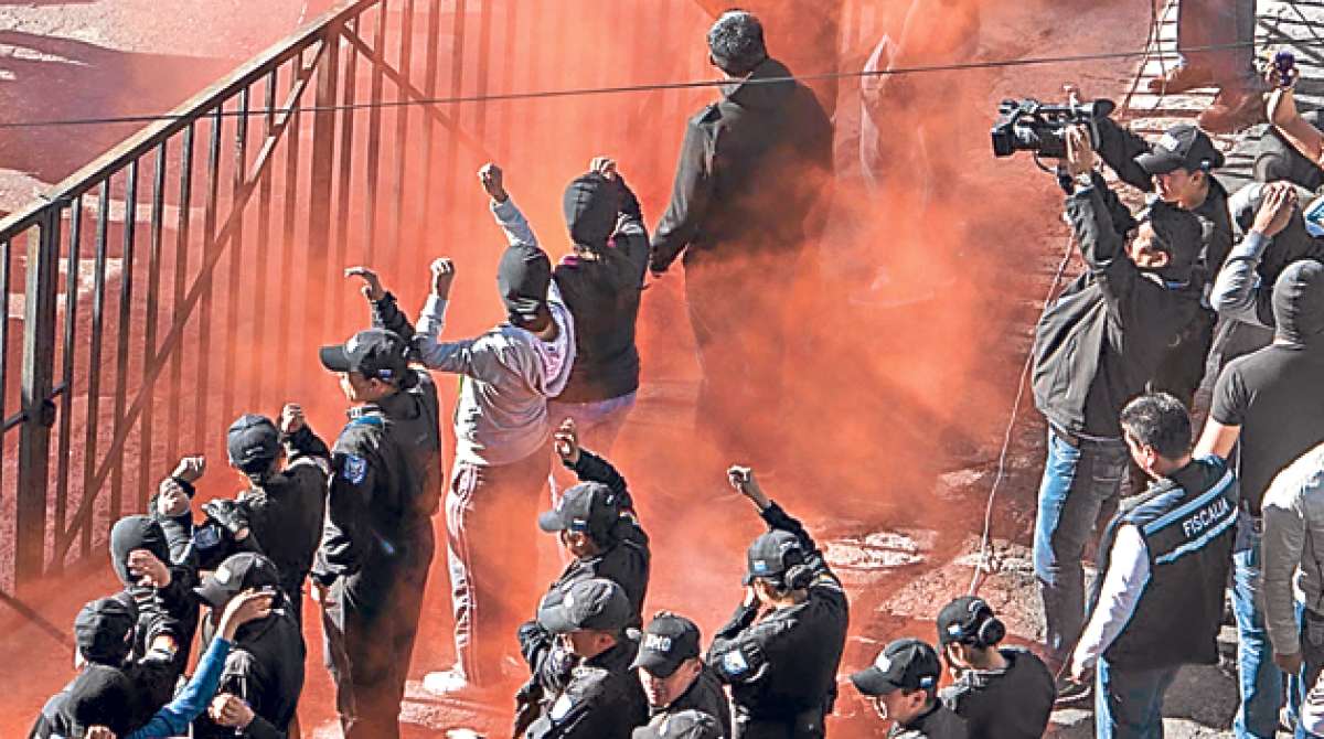 Recrean la sublevaci&oacute;n de polic&iacute;as con bombas de humo durante la diligencia judicial para determinar el plagio al presidente Rafael Correa. Daniel Molineros / El Tel&eacute;grafo