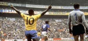 Pel&eacute; (i) pide la pelota durante la final de M&eacute;xico 70. Observa el cancerbero italiano Enrico Albertosi (d) y m&aacute;s adelante el 10 italiano Mario Bertini.