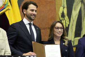 Niels Olsen y Mishel Mancheno en el Pleno de la Asamblea Nacional.