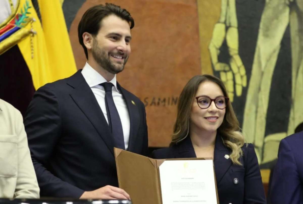 Niels Olsen y Mishel Mancheno en el Pleno de la Asamblea Nacional.