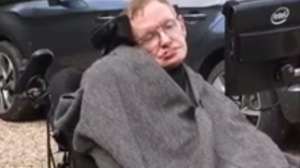 Stephen Hawking, que sufre de ELA, ba&ntilde;a a sus hijos en reto de la cubeta