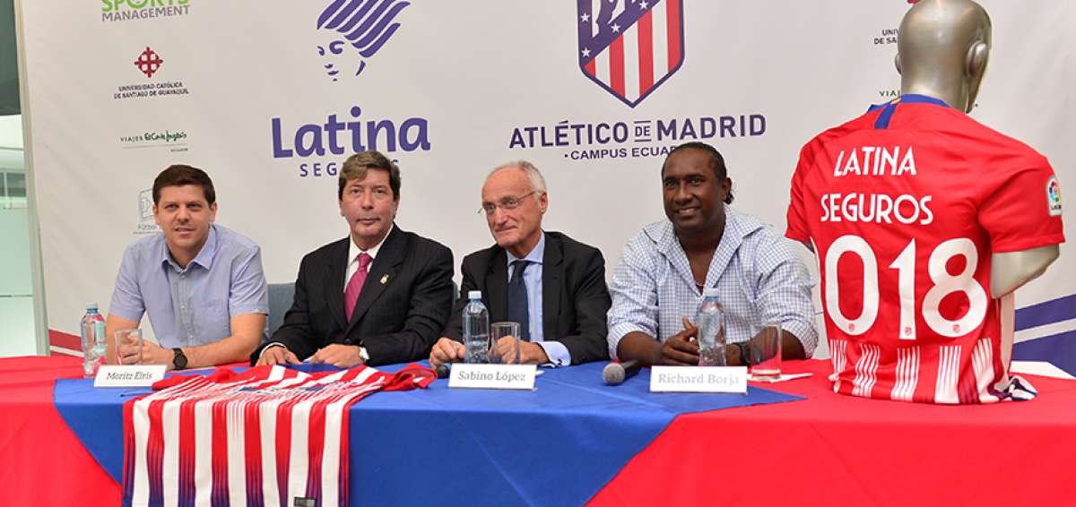 Jonathan Auer (i), Moritz Eiris, Sabino L&oacute;pez, del Atl&eacute;tico de Madrid; y el exfutbolista y ahora DT Richard Borja.