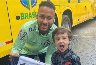 Neymar se llevó una camiseta autografiada por Hernán Barcos