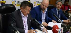 Carlos Villac&iacute;s (i), titular de la FEF, y Miguel &Aacute;ngel Loor (c), de la Liga Profesional, acuerdan el compromiso.