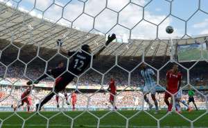 El portero Alireza Haghighi no pudo evitar la ca&iacute;da de su arco ante el disparo de Messi. Foto: AFP
