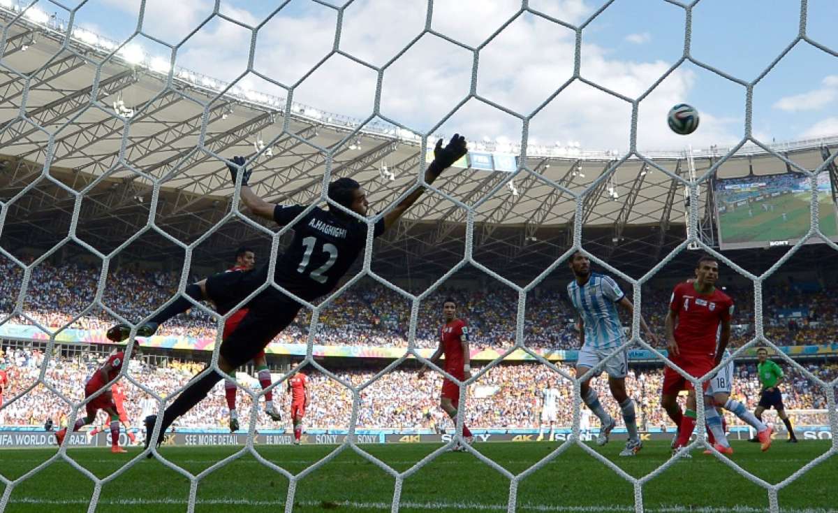 El portero Alireza Haghighi no pudo evitar la ca&iacute;da de su arco ante el disparo de Messi. Foto: AFP