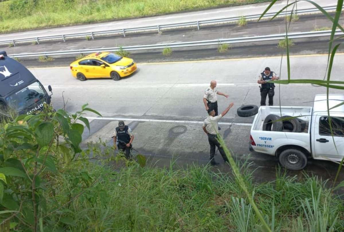 Las autoridades piden a los conductores mantener las medidas de seguridad y no frenar en caso de ver escombros en las vías.