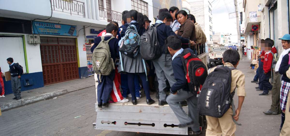 Ni&ntilde;os y j&oacute;venes estudiantes de las comunidades campesinas utilizan esta forma de transporte, pese a los peligros que enfrentan.