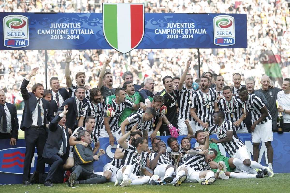 Los jugadores de "La Vecchia Signora" posaron con la copa para las fotos. Foto: AFP