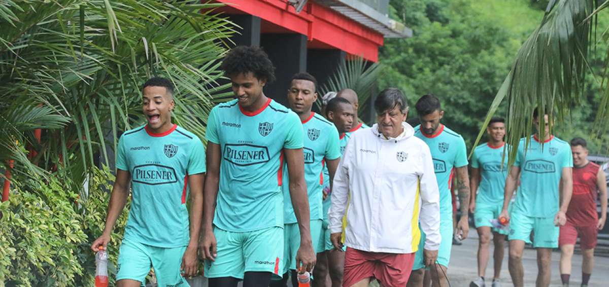 Un grupo de jugadores, encabezado por el preparador f&iacute;sico Rubens Valenzuela (d.), sube hasta el gimnasio para realizar ejercicios.   