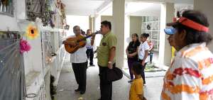 Los usuarios llevan por cuenta propia a los lagarteros para las serenatas en el Cementerio General de Guayaquil.