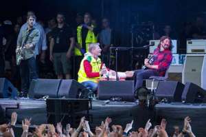 El cantante de Foo Fighters se fractur&oacute; una pierna, pero sigui&oacute; tocando