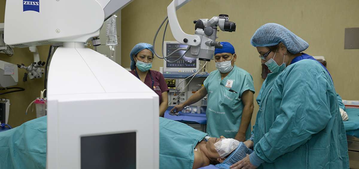 Bella Paredes en el quir&oacute;fano del Hospital Guayaquil, donde recibi&oacute; una nueva c&oacute;rnea en su ojo izquierdo.