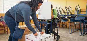 El votante puede utilizar prendas de cualquier color, pero no con leyendas, n&uacute;meros ni fotos alusivas a los candidatos. Esto ser&aacute; considerado proselitismo pol&iacute;tico.