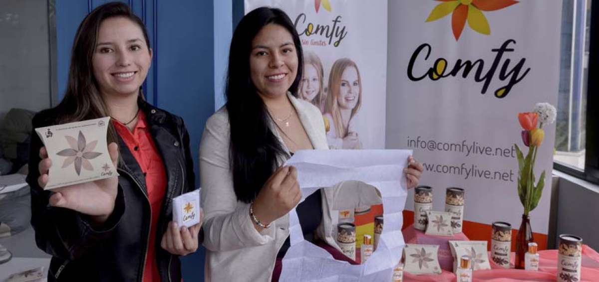 Las j&oacute;venes muestran el cobertor (derecha) de inodoro con el que ganaron un concurso internacional. Tambi&eacute;n producen gel antibacterial y pa&ntilde;itos h&uacute;medos.