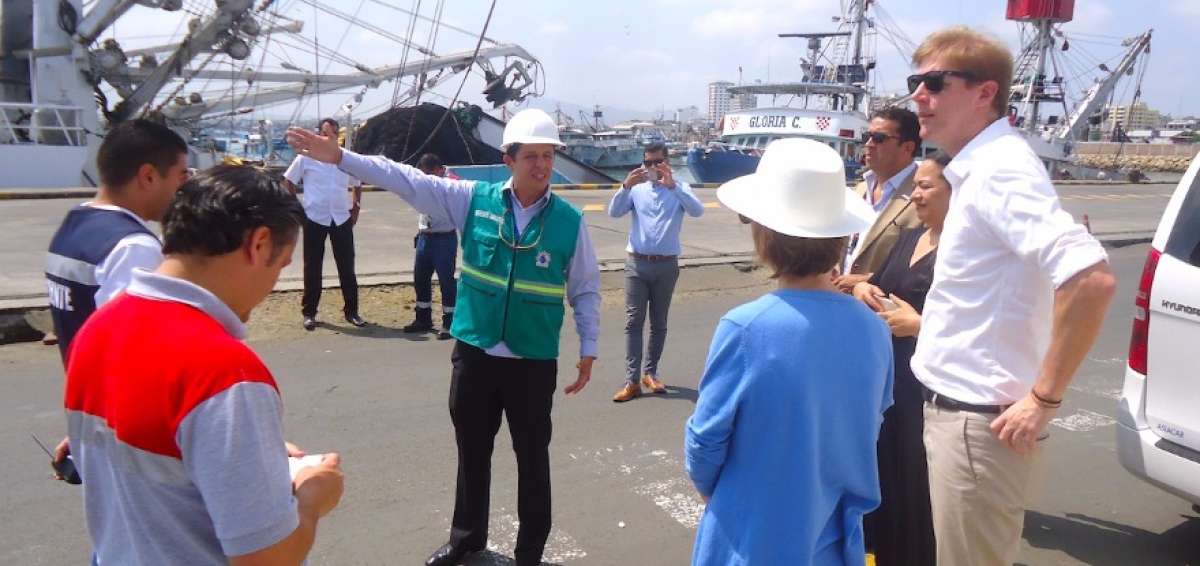 El c&oacute;nsul de Estados Unidos visita el puerto de Manta