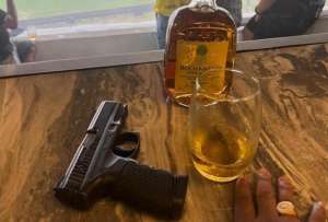 La fotograf&iacute;a del arma en la Noche Amarilla se volvi&oacute; viral