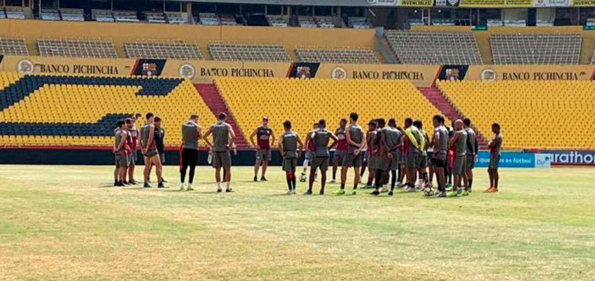 Barcelona espera rival en Libertadores y entrenar&aacute; en Uruguay
